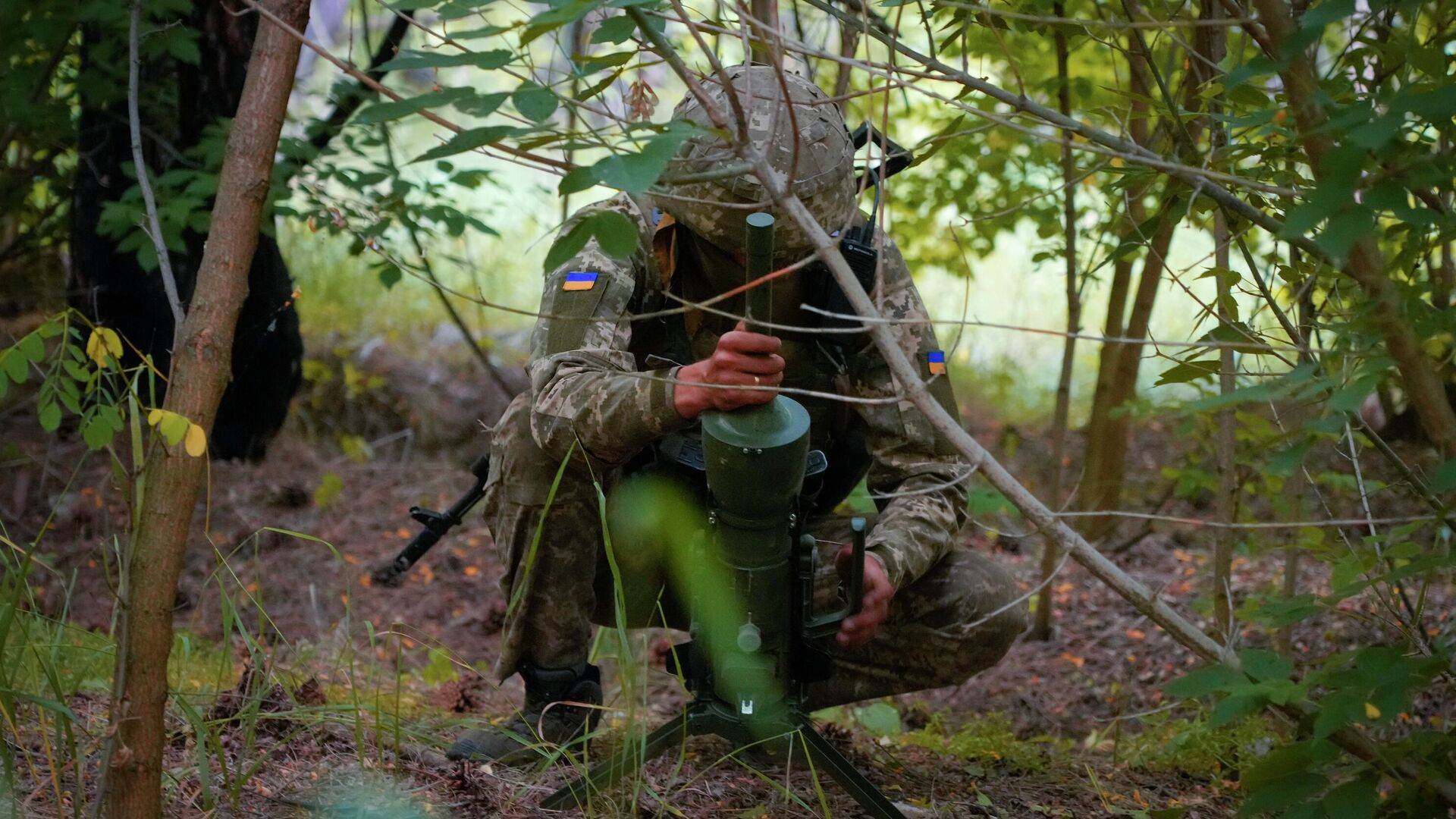 Солдат спецподразделения Украины устанавливает немецкую противотанковую мину направленного действия DM22 - РИА Новости, 1920, 26.06.2024