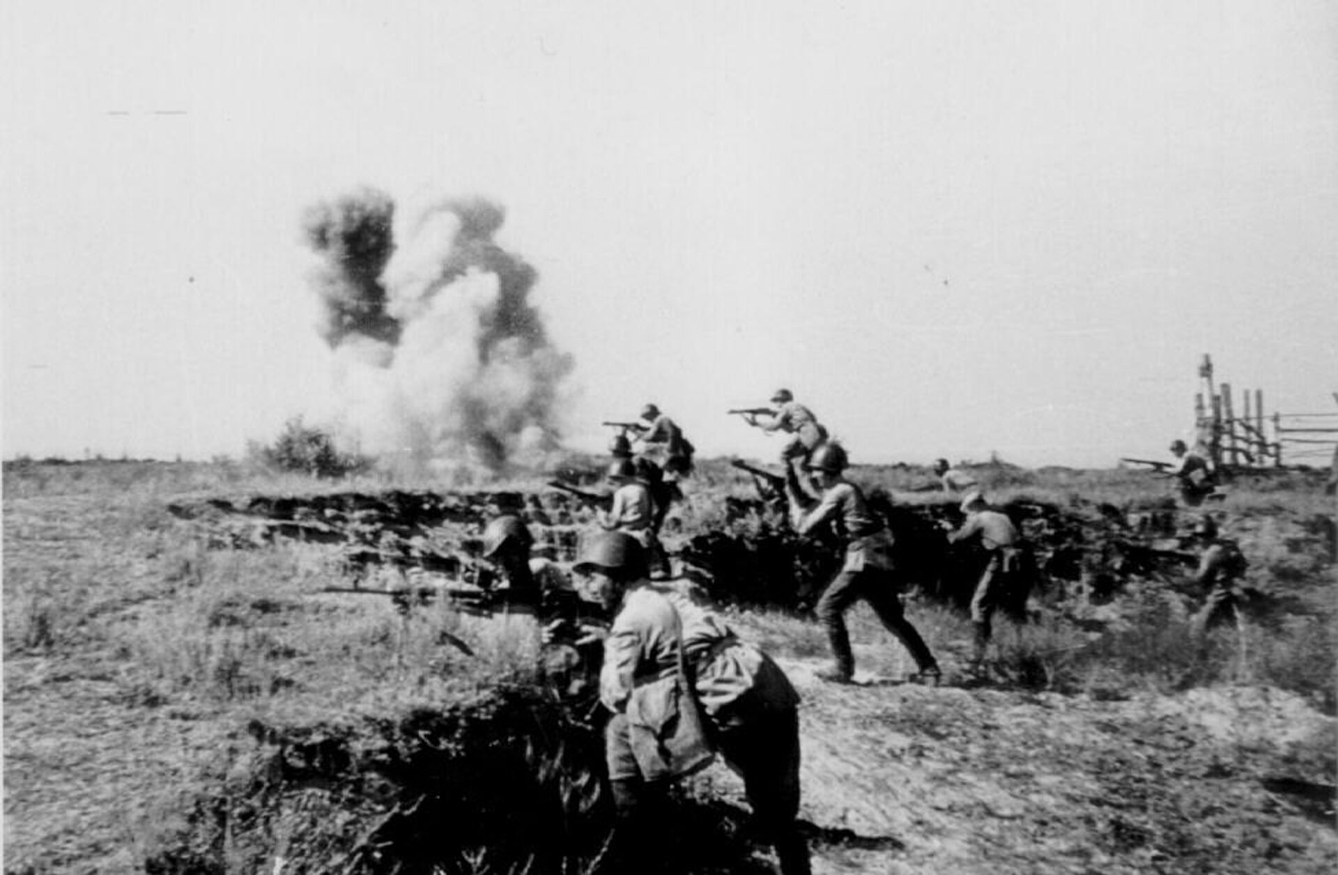 Отделение пехоты атакует - РИА Новости, 1920, 28.06.2022