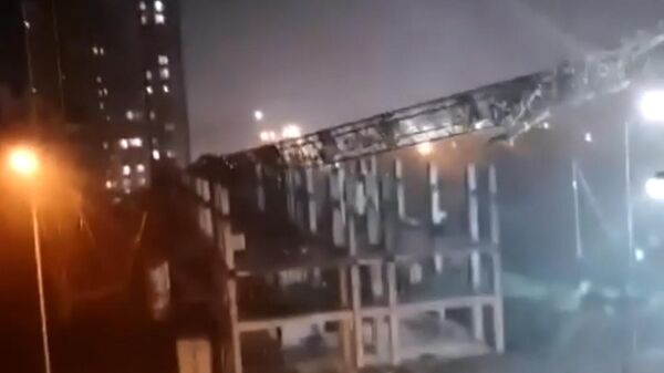 Момент падения строительного крана в Арбековской заставе попал на видео