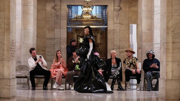 Модель Белла Хадид на показе Marc Jacobs