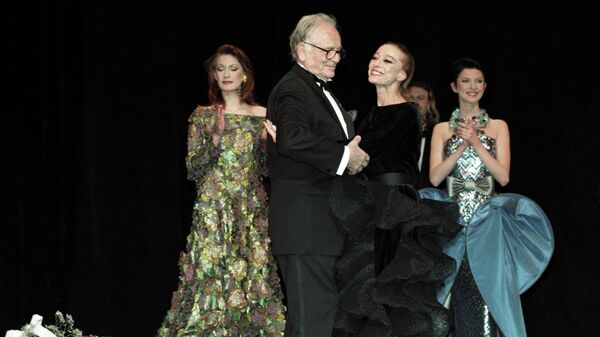 Балерина Майя Плисецкая поздравляет Пьера Кардена с успехом ретроспективного показа коллекций его Дома моделей. 1998 год