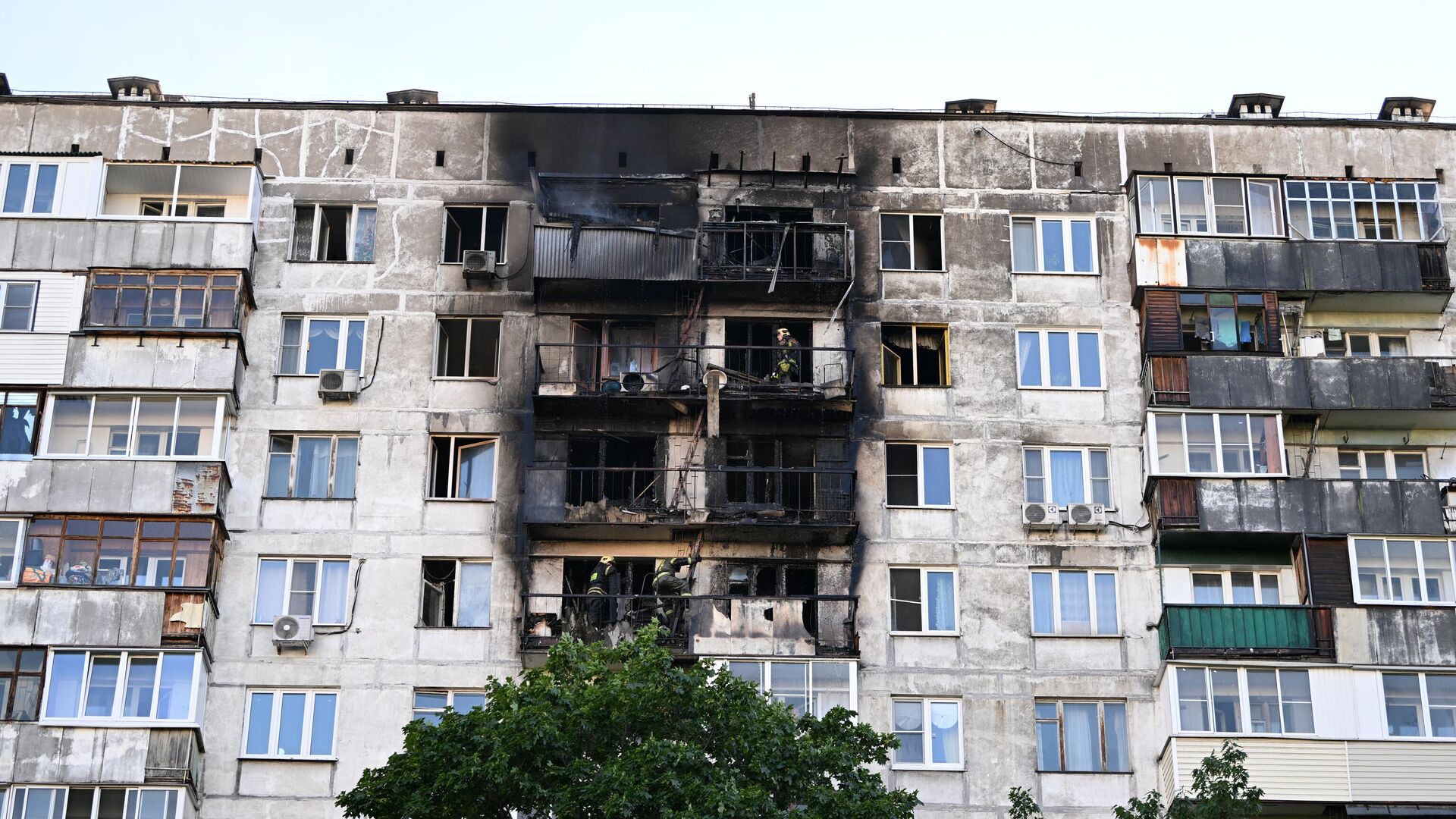 На месте возгорания в жилом доме на 2-й Пугачевской улице в Москве - РИА Новости, 1920, 28.06.2022