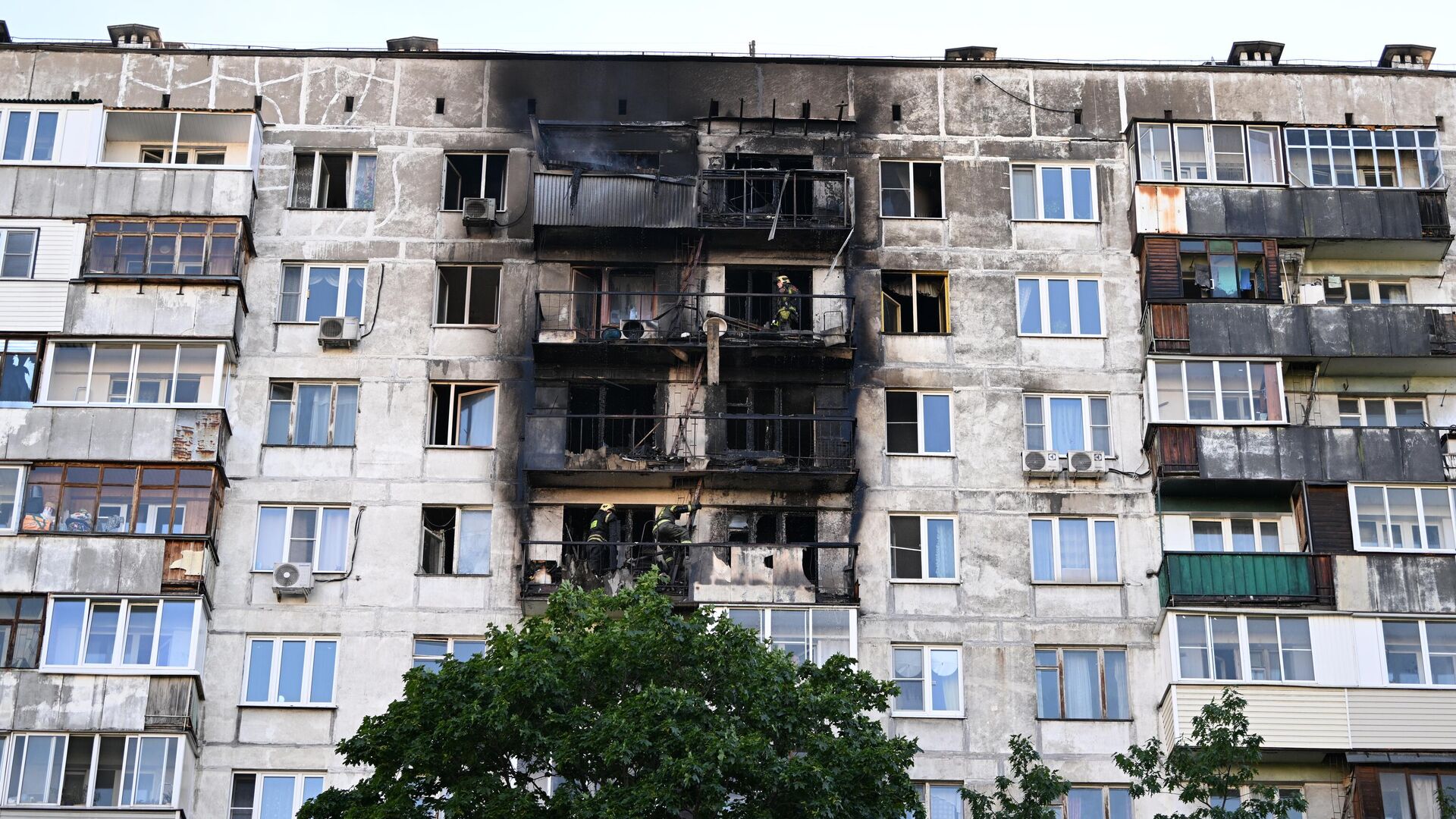 На месте возгорания в жилом доме на 2-й Пугачевской улице в Москве - РИА Новости, 1920, 28.06.2022