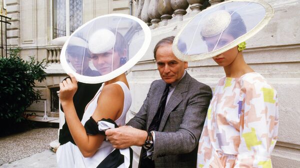 Французский модельер Пьер Карден и модели в одежде из коллекции прет-а-порте лето 1985 в Париже