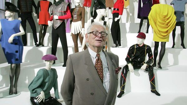 Французский модельер Пьер Карден на выставке Дизайн и мода 1950–2005 в академии искусств в Вене