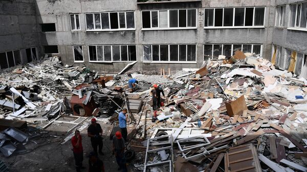 Сотрудники строительной компании из Санкт-Петербурга Модуль Центр ведут восстановительные работы в разрушенной в результате обстрелов школы № 65 Мариуполя
