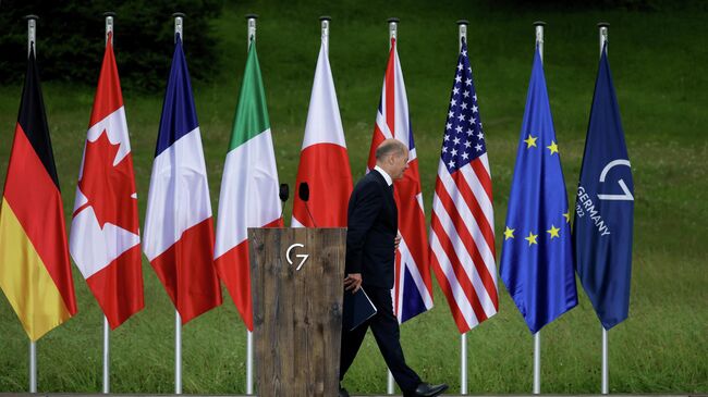 Канцлер Германии Олаф Шольц после пресс-конференции в рамках саммита G7