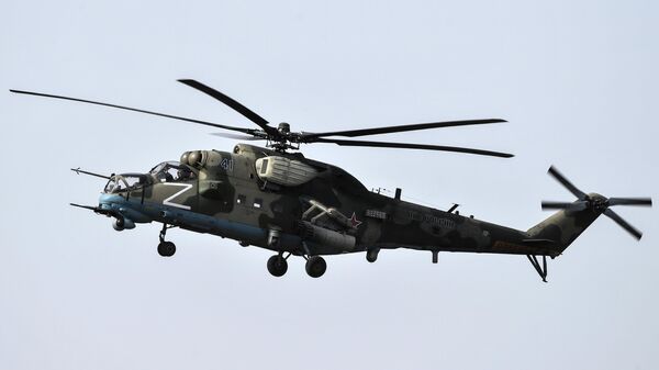 Вертолет Ми-35М пролетает над полевым аэродромом ВКС России 