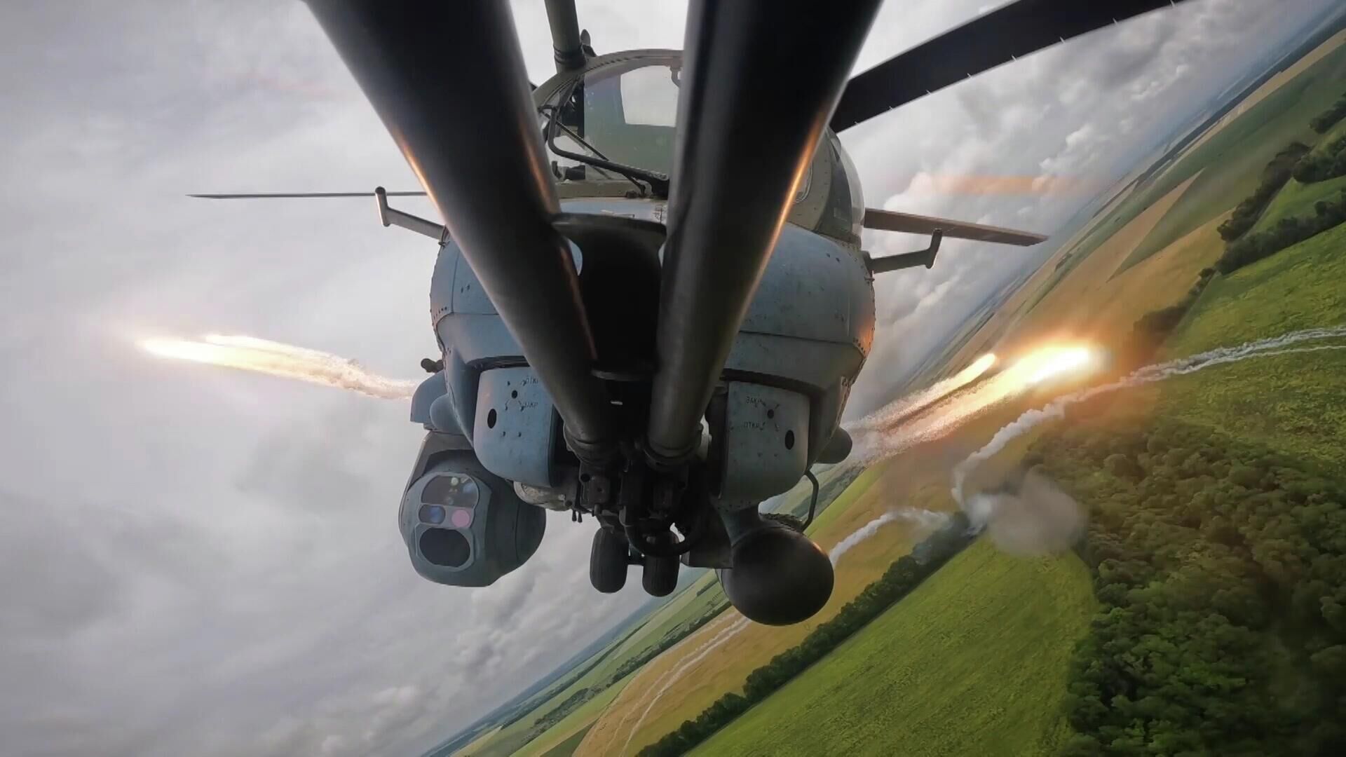 Боевая работа экипажей многоцелевых ударных вертолетов Ми-35 в ходе специальной военной операции - РИА Новости, 1920, 29.06.2022