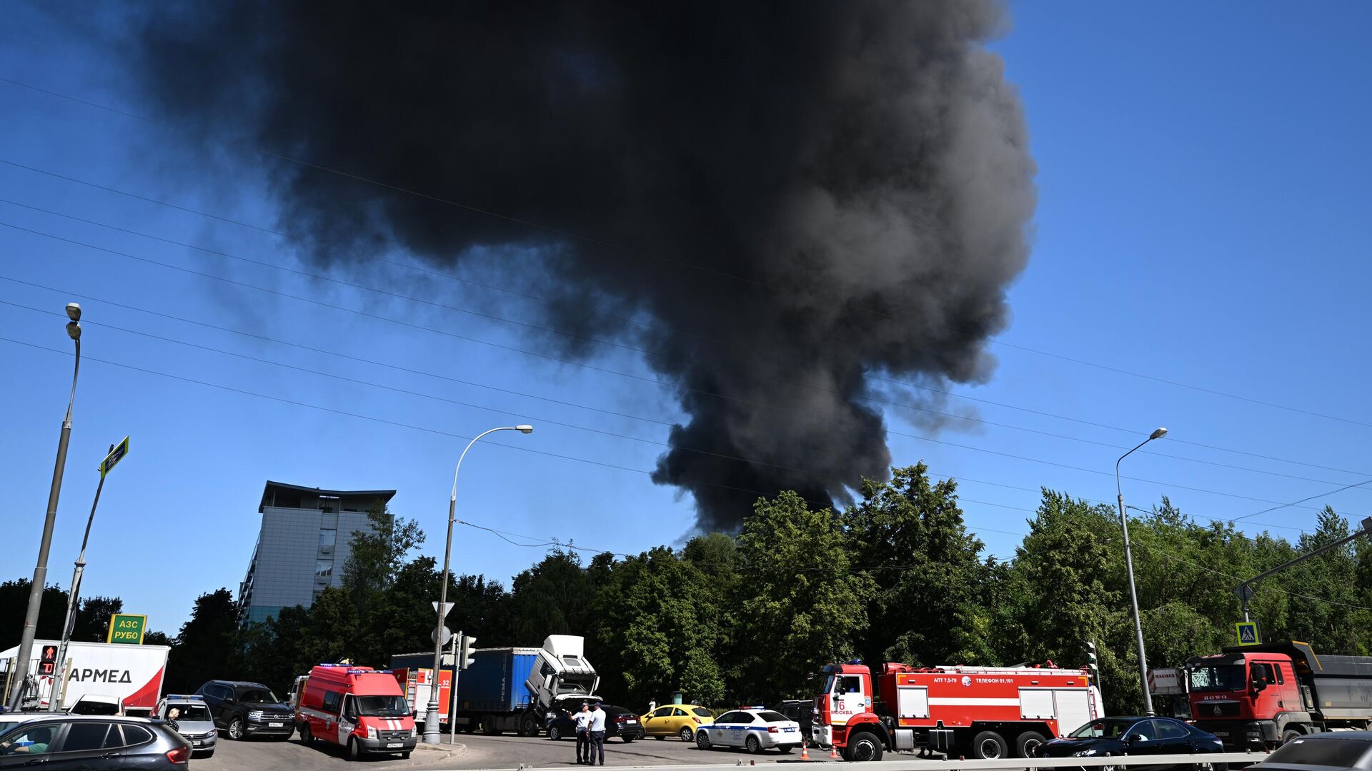 Пожар в промышленной зоне на Каширском шоссе в Москве. 29 июня 2022 - РИА Новости, 1920, 29.06.2022