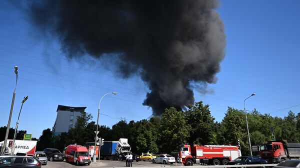 Сотрудники МЧС РФ тушат пожар в промышленной зоне на Каширском шоссе в Москве