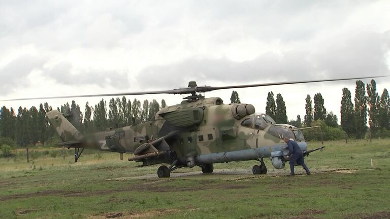 Боевая работа экипажей многоцелевых ударных вертолетов Ми-35 армейской авиации Западного военного округа в ходе специальной военной операции