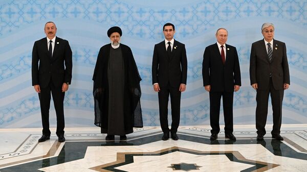 Президент РФ Владимир Путин на совместном фотографировании глав государств - участников шестого Каспийского саммита в Ашхабаде