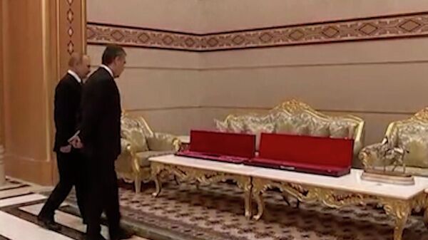 Сабли, шахматы и скульптура: подарки Путина экс-главе Туркмении 