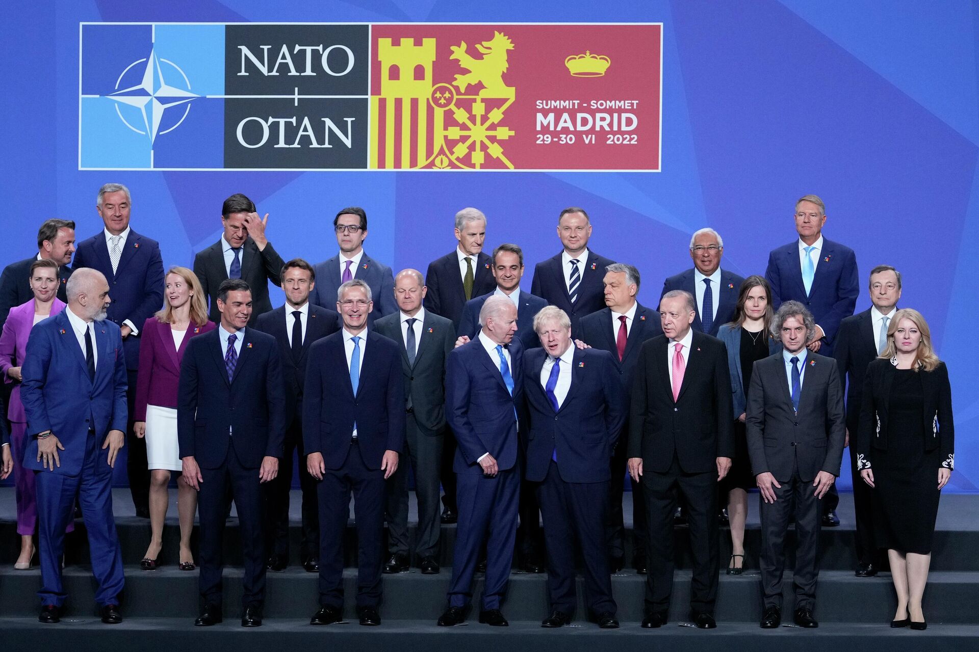 Лидеры стран НАТО во время группового фото на саммите в Мадриде - РИА Новости, 1920, 03.07.2023