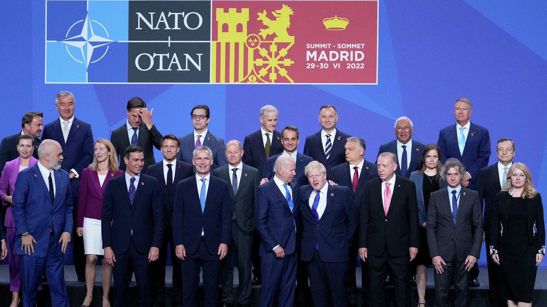 Лидеры стран НАТО во время группового фото на саммите в Мадриде - РИА Новости, 1920, 03.07.2022