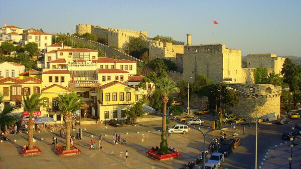 Вид на город и замок Чешме в Турции