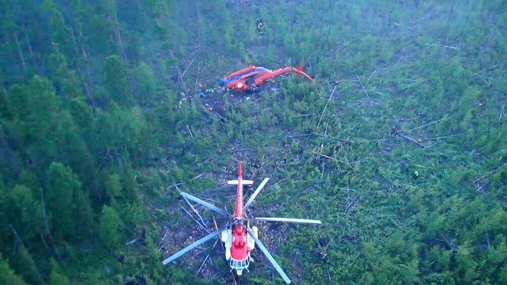 Вертолет Ми-8 (сверху), совершивший жесткую посадку в Якутии - РИА Новости, 1920, 29.06.2022