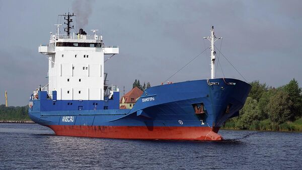 Грузовое судно Холмогоры в порту Калининграда        