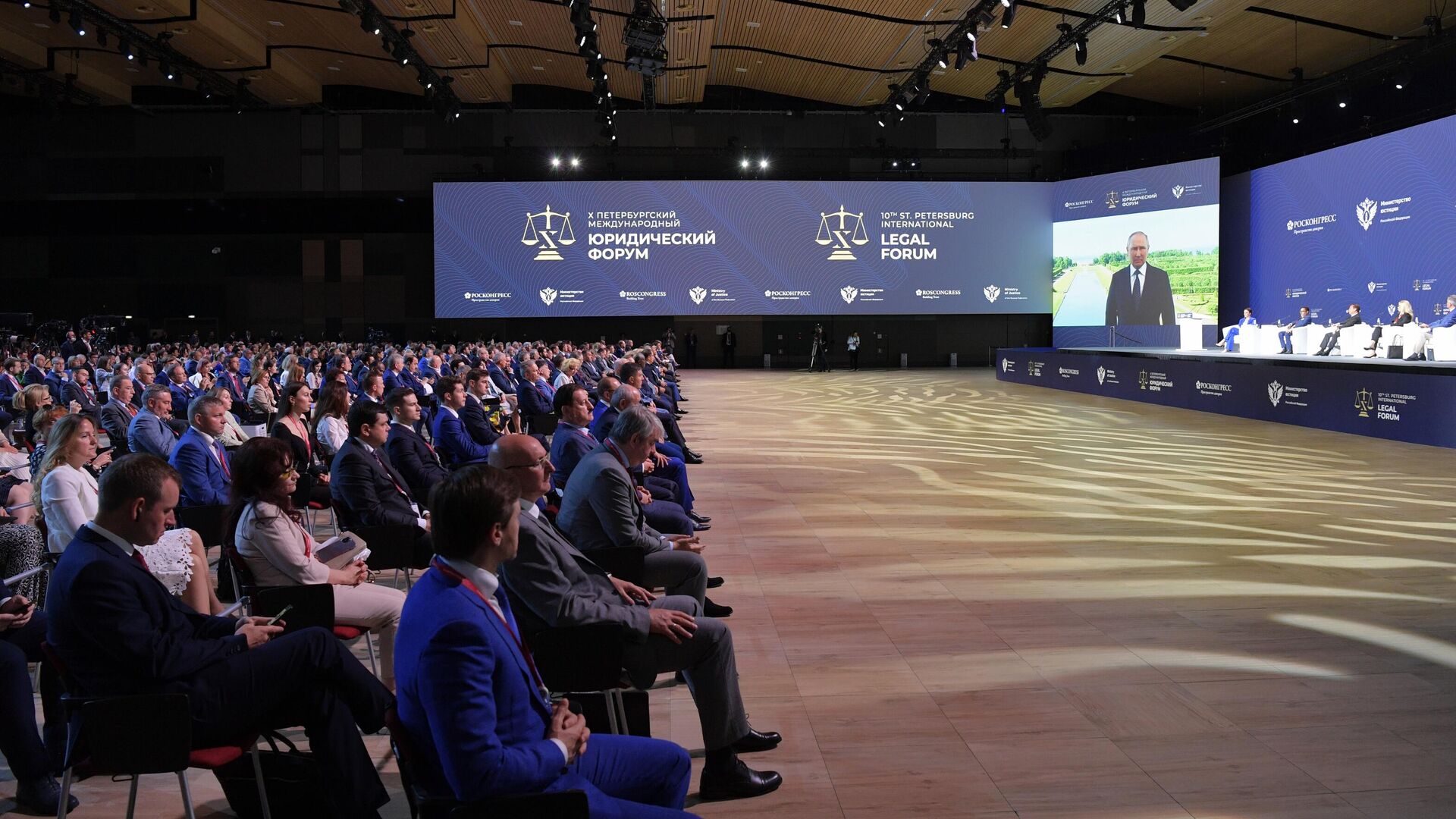 Президент РФ Владимир Путин обращается с видеоприветствием к участникам пленарного заседания X Петербургского международного юридического форума Президент РФ Владимир Путин обращается с видеоприветствием к участникам пленарного заседания X Петербургского международного юридического форума - РИА Новости, 1920, 26.06.2024