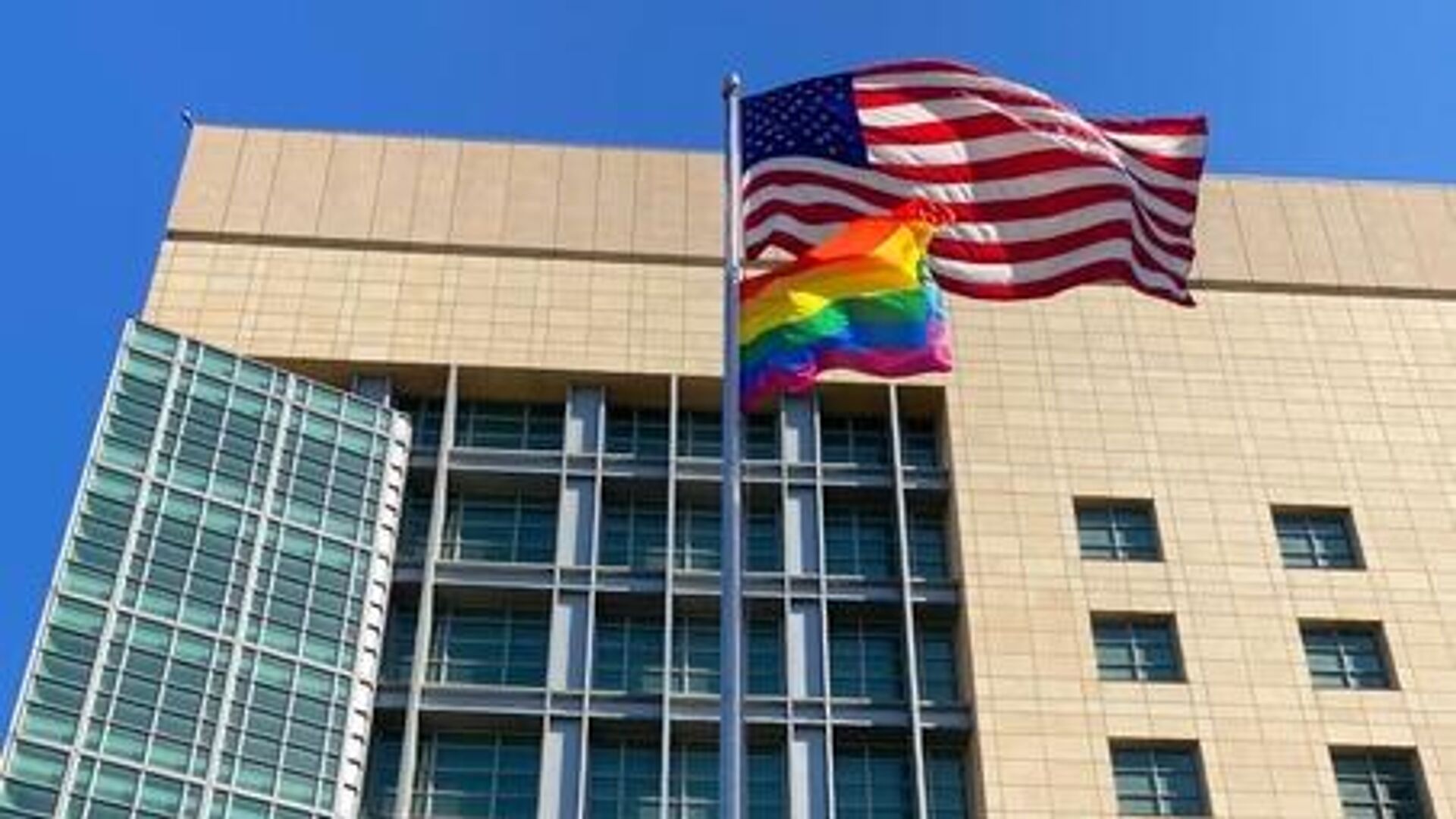 Флаг ЛГБТ-сообщества на здании посольства США в Москве  - РИА Новости, 1920, 30.06.2022