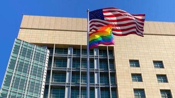 Флаг ЛГБТ-сообщества на здании посольства США