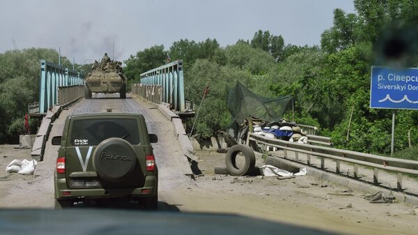 Военнослужащие Вооруженных сил РФ в районе моста через реку Северский Донец