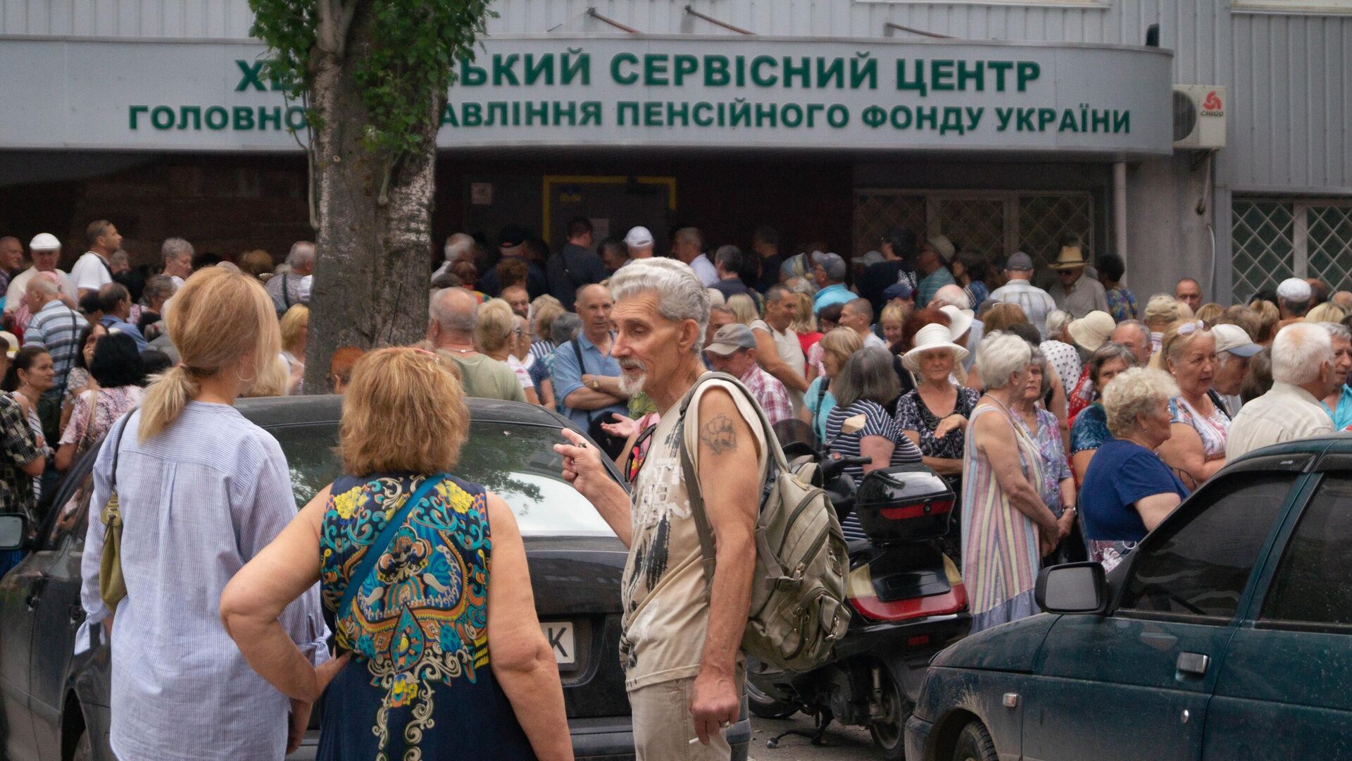 Люди стоят в очереди в офис пенсионного фонда в Херсоне, возобновившего работу - РИА Новости, 1920, 30.06.2022