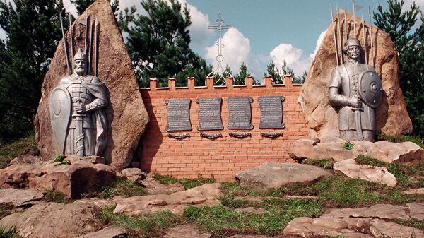 Памятная стела неподалеку от села Судбищи в Орловской области