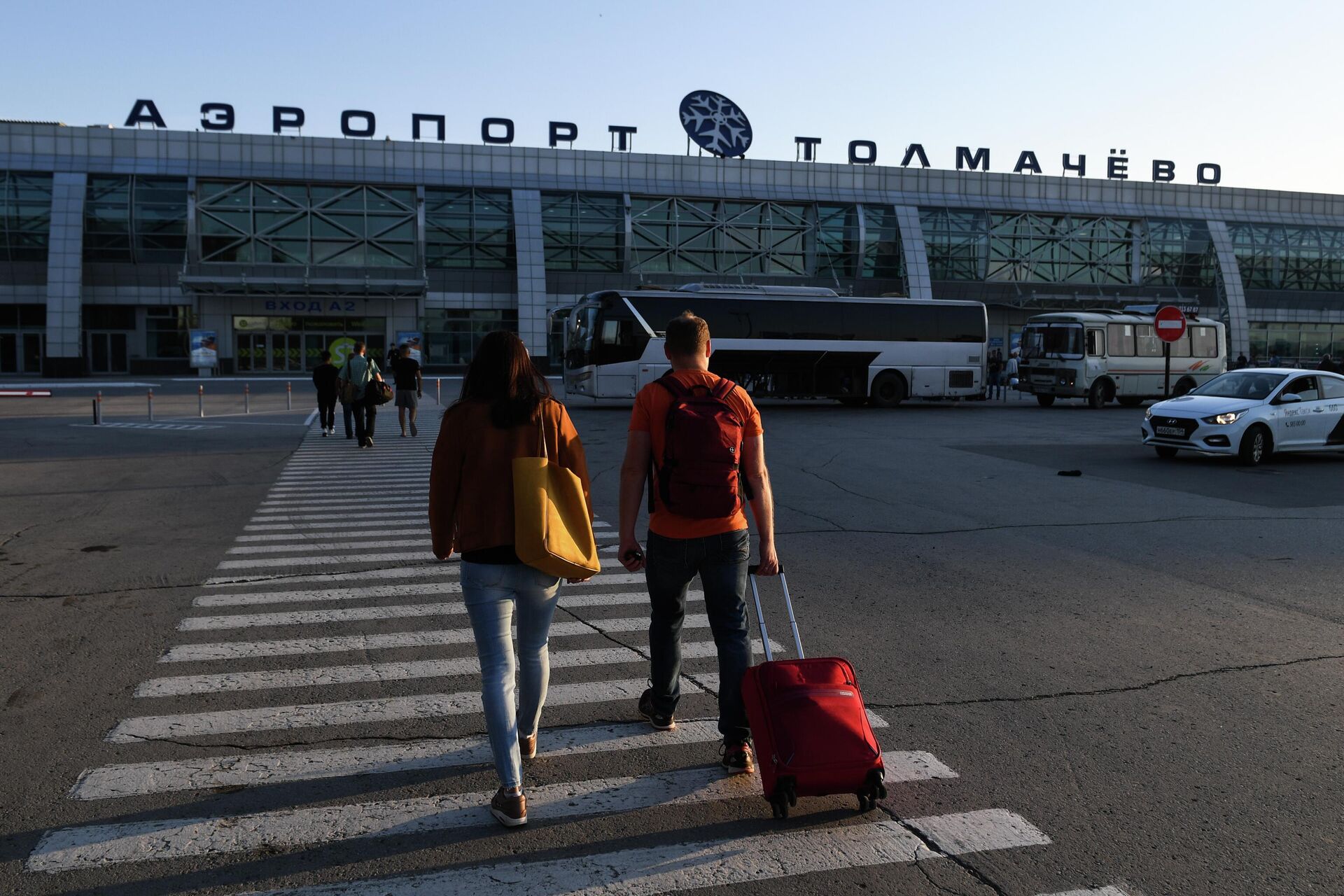 Пассажиры перед терминалом внутренних авиалиний аэропорта Толмачево - РИА Новости, 1920, 01.07.2022