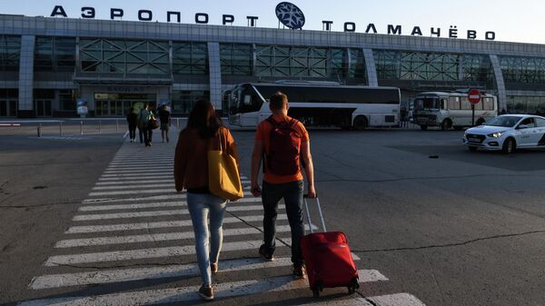 Пассажиры перед терминалом аэропорта Толмачево
