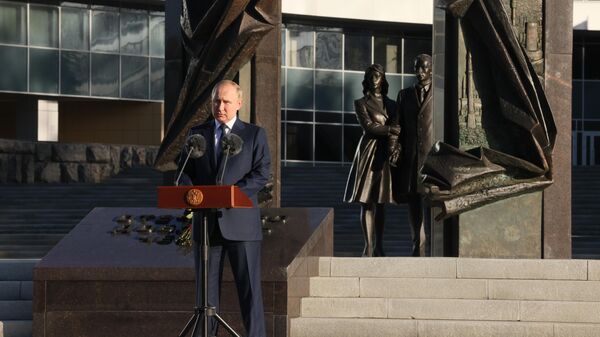 Президент России Владимир Путин выступает у памятника Отечество, доблесть, честь рядом со штаб-квартирой Службы внешней разведки