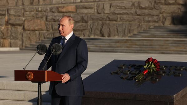 Президент России Владимир Путин выступает у памятника Отечество, доблесть, честь рядом со штаб-квартирой Службы внешней разведки