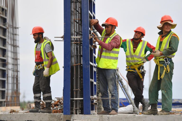 Военные строители из РФ возводят жилые дома в Мариуполе Военные строители из РФ возводят жилые дома в Мариуполе