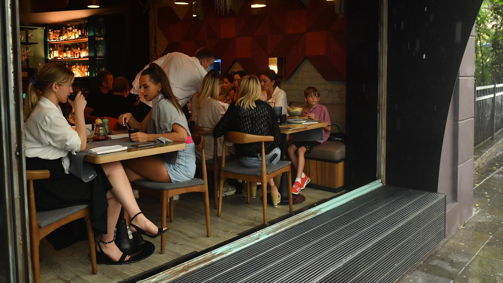 Посетители в кафе на Малой Бронной улице в Москве - РИА Новости, 1920, 01.07.2022