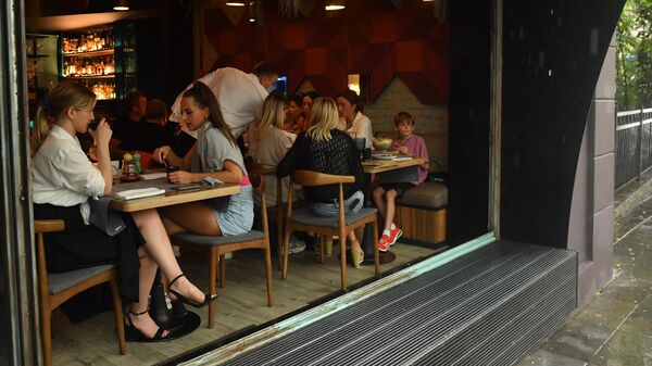 Посетители в кафе на Малой Бронной улице в Москве