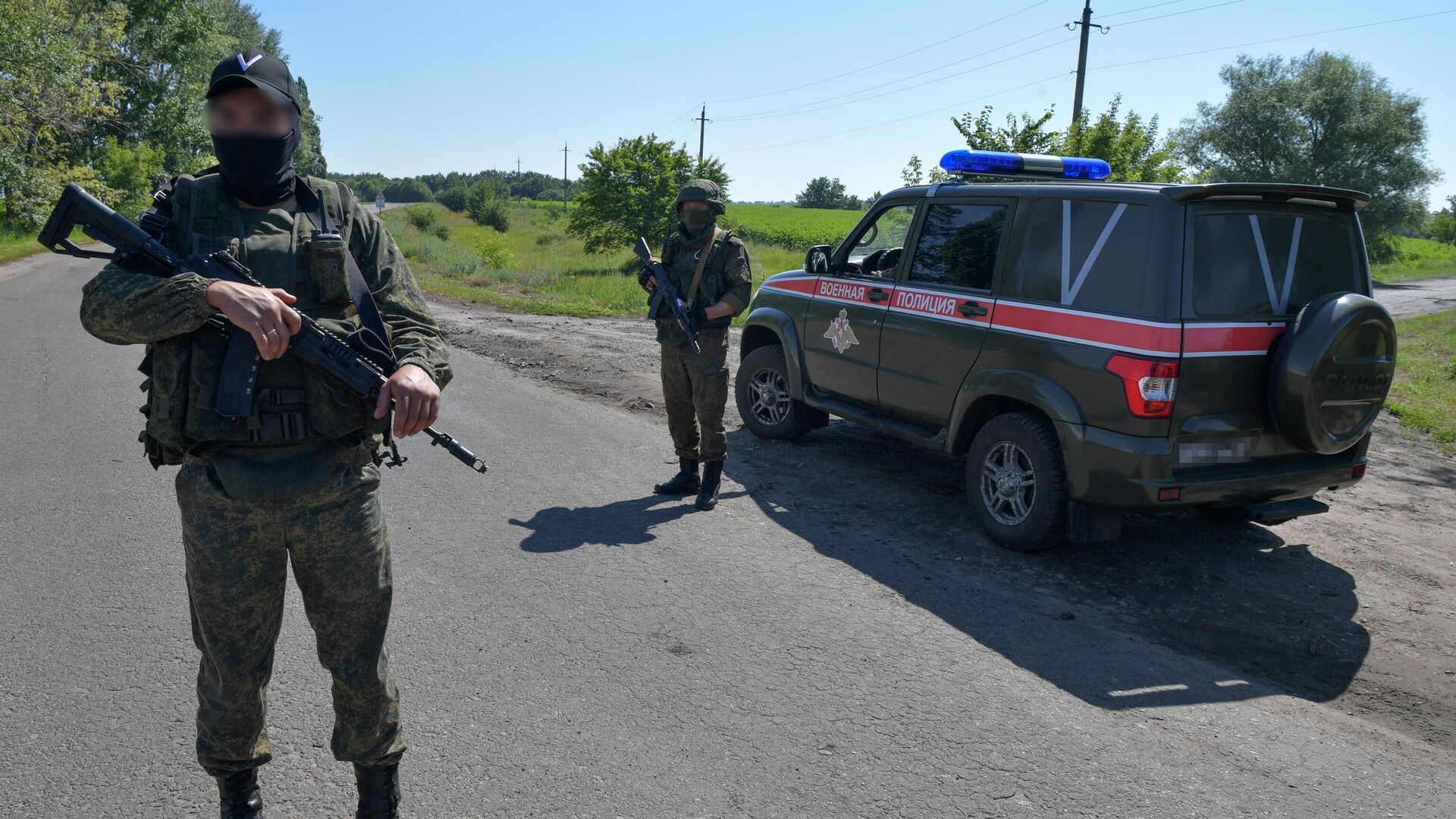 Российские военнослужащие на блокпосту на въезде в населенный пункт в Харьковской области в зоне проведения специальной военной операции - РИА Новости, 1920, 02.07.2022