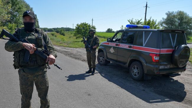 Российские военнослужащие на блокпосту на въезде в населенный пункт в Харьковской области в зоне проведения специальной военной операции