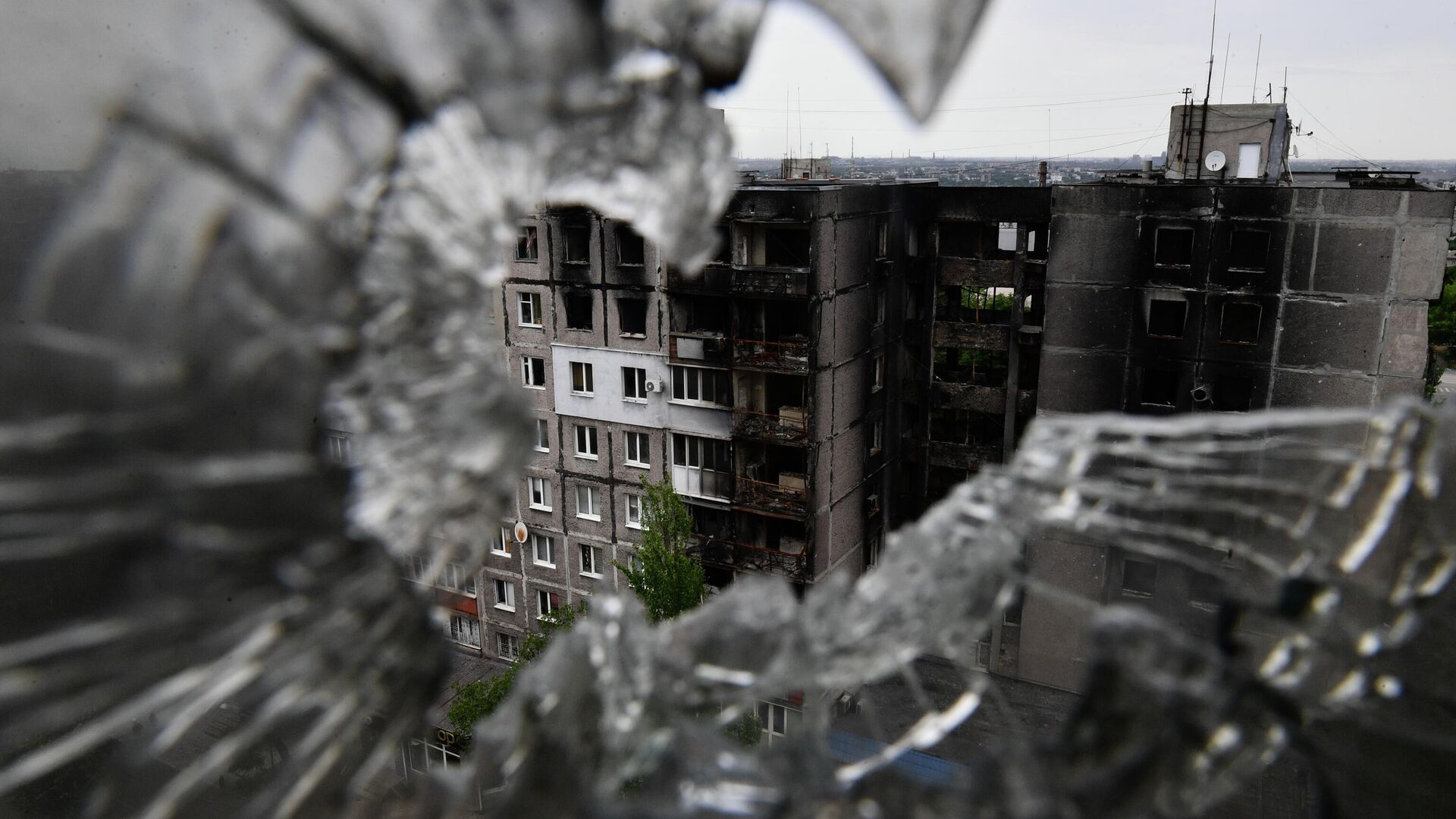 Вид с водонапорной башни через разбитое стекло на разрушенное здание в Мариуполе - РИА Новости, 1920, 05.07.2022