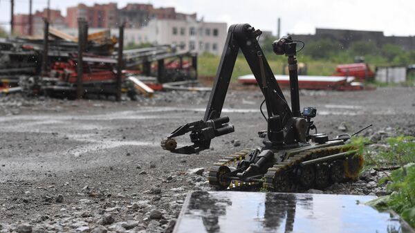 Робототехнический комплекс разминирования Кобра сводного отряда Международного противоминного центра ВС РФ выносит найденный корпус от мины во время разминирования стройплощадки в Мариуполе