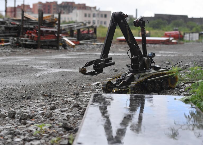 Робототехнический комплекс разминирования Кобра сводного отряда Международного противоминного центра ВС РФ выносит найденный корпус от мины во время разминирования стройплощадки в Мариуполе Робототехнический комплекс разминирования Кобра сводного отряда Международного противоминного центра ВС РФ выносит найденный корпус от мины во время разминирования стройплощадки в Мариуполе