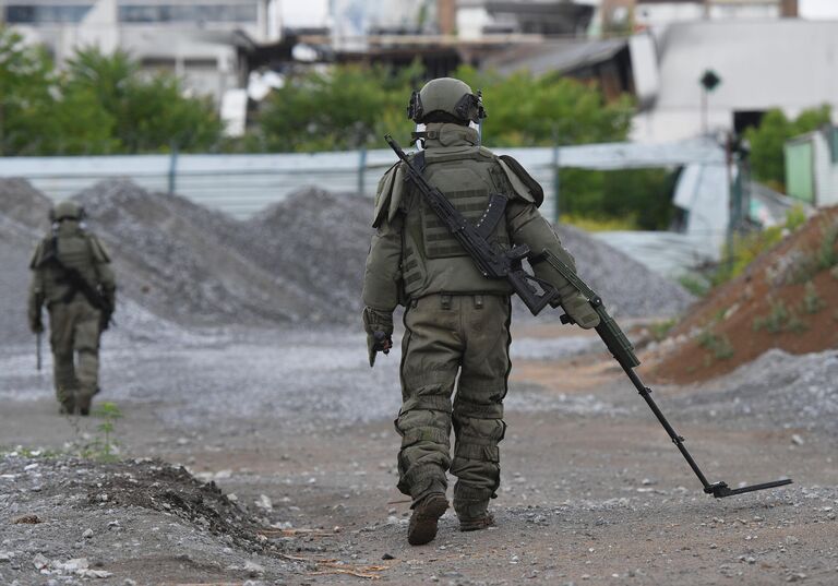 Специалисты сводного отряда Международного противоминного центра ВС РФ во время разминирования стройплощадки в Мариуполе Специалисты сводного отряда Международного противоминного центра ВС РФ во время разминирования стройплощадки в Мариуполе