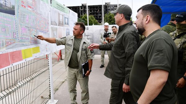 Заместитель министра обороны РФ Тимур Иванов и глава ДНР Денис Пушилин инспектируют  строительство новых жилых кварталов в Мариуполе
