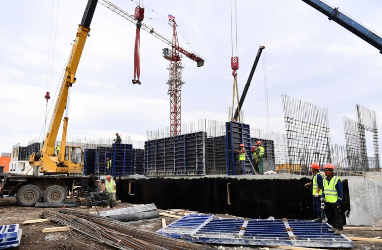 Специалисты военно-строительного комплекса Министерства обороны РФ во время строительства жилых кварталов в Мариуполе Специалисты военно-строительного комплекса Министерства обороны РФ во время строительства жилых кварталов в Мариуполе