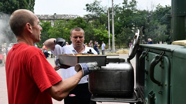 Работа полевой кухни, организованной Министерством обороны РФ, на одной из улиц Мариуполя