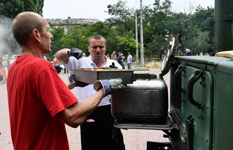 Работа полевой кухни, организованной Министерством обороны РФ, на одной из улиц Мариуполя Работа полевой кухни, организованной Министерством обороны РФ, на одной из улиц Мариуполя