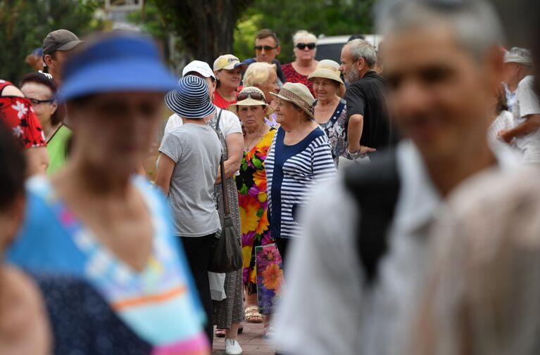 Местные жители стоят в очереди к полевой кухне, организованной Министерством обороны РФ, на одной из улиц Мариуполя Местные жители стоят в очереди к полевой кухне, организованной Министерством обороны РФ, на одной из улиц Мариуполя
