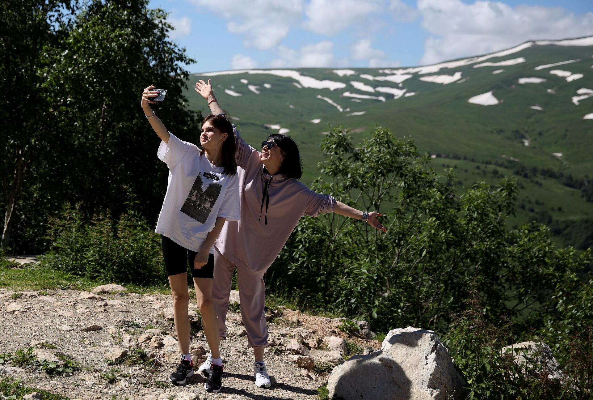 Туристы фотографируются на смотровой площадке плато Лаго-Наки в Адыгее - РИА Новости, 1920, 28.07.2022