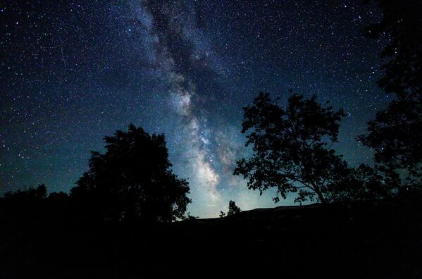 Ночное небо над кавказским биосферным заповедником Лаго-Наки в Адыгее