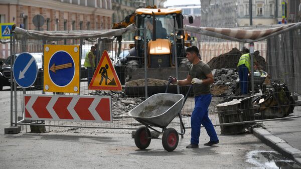 Рабочие проводят работы по благоустройству улицы в Москве